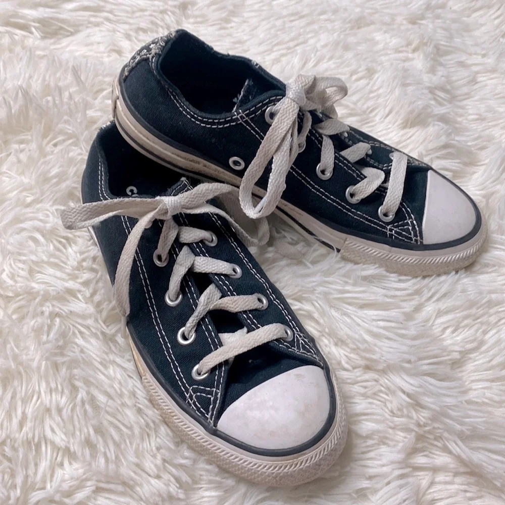 Converse Black Low Cut White Lace Up Sneakers Kid’s Size 1 Excellent Condition